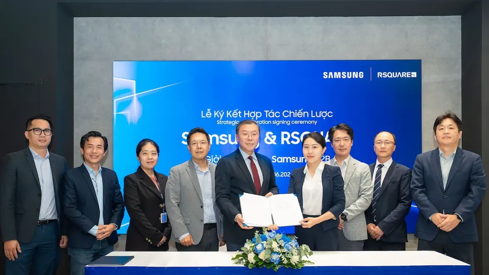 Đại diện Samsung Vina và RSQUARE ký kết hợp tác.