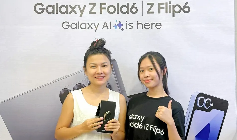 Khách hàng nhận Galaxy Z6 Series tại Minh Tuấn Mobile 