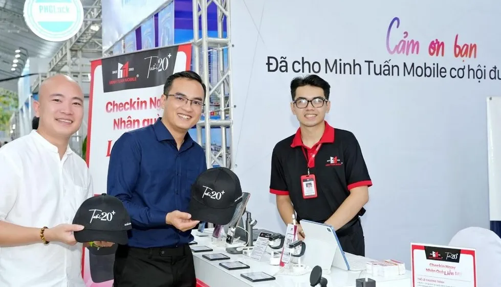 Khách hàng đến với Minh Tuấn Mobile tại Thu Duc Innovation Fest 2024