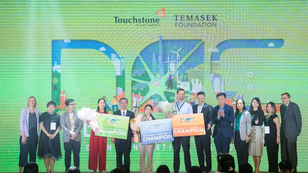 Ban tổ chức trao thưởng các đội tham dự Thách Thức Net Zero 2024