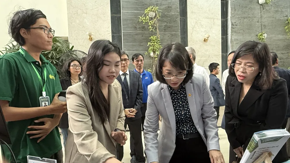 Phó Chủ tịch UBND TPHCM Trần Thị Diệu Thúy tham quan các gian hàng triển lãm tại WHISE 2024