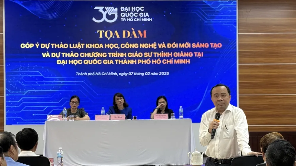 PGS.TS Vũ Hải Quân, Giám đốc ĐHQG-HCM giải đáp kịp thời các ý kiến cho các đại biểu. 