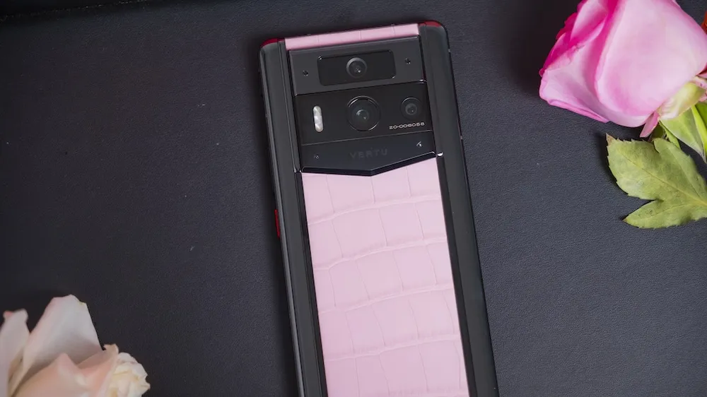 Metavertu 2 Generation Pink Alligator Leader với điểm nhấn là mặt lưng được chế tác từ chất liệu quý hiếm, tông màu nữ tính không kém phần sang trọng. 
