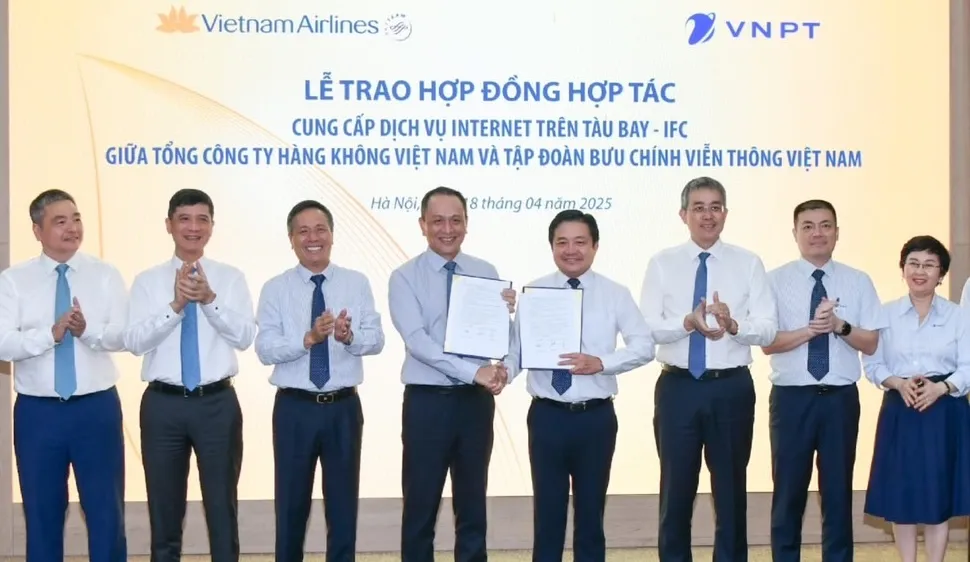 Tổng Giám đốc Tập đoàn VNPT Huỳnh Quang Liêm và Tổng Giám đốc Vietnam Airlines Lê Hồng Hà cùng trao hợp đồng hợp tác trước sự chứng kiến của quan khách hai bên.