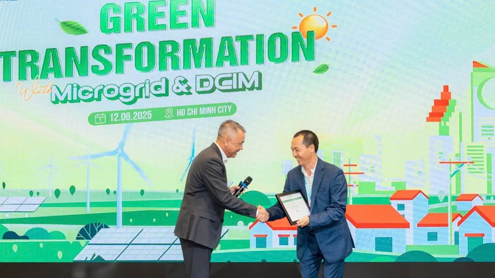 Ông Đồng Mai Lâm, Tổng Giám đốc Schneider Electric Việt Nam và Campuchia trao chứng chỉ EcoXpert DCIM cho lãnh đạo ESEC.