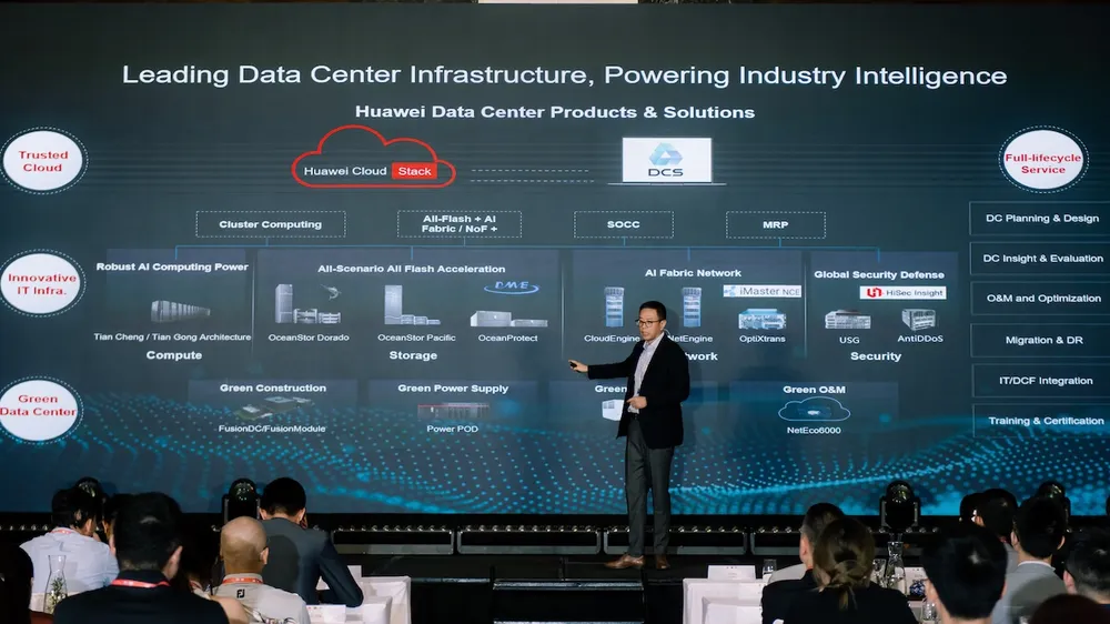 Đại diện Huawei chia sẻ thông tin tại sự kiện.