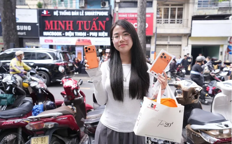 Người dùng Việt Nam vui vẻ nhận iPhone mới cùng lúc với thị trường thế giới