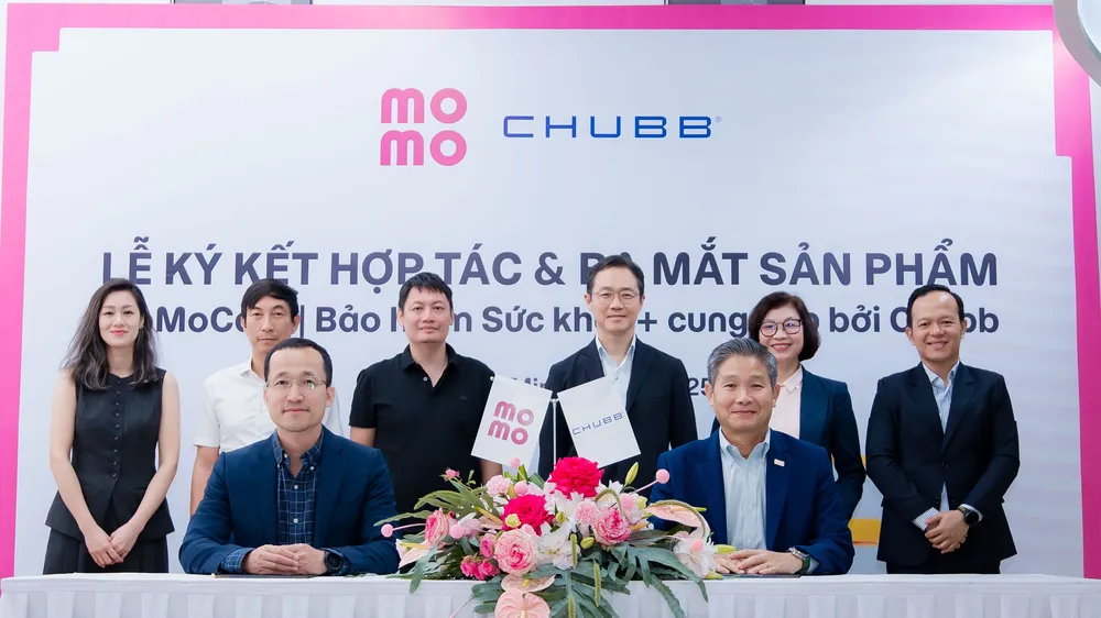 Đại diện MoMo và Chubb Life Việt Nam ký kết hợp tác
