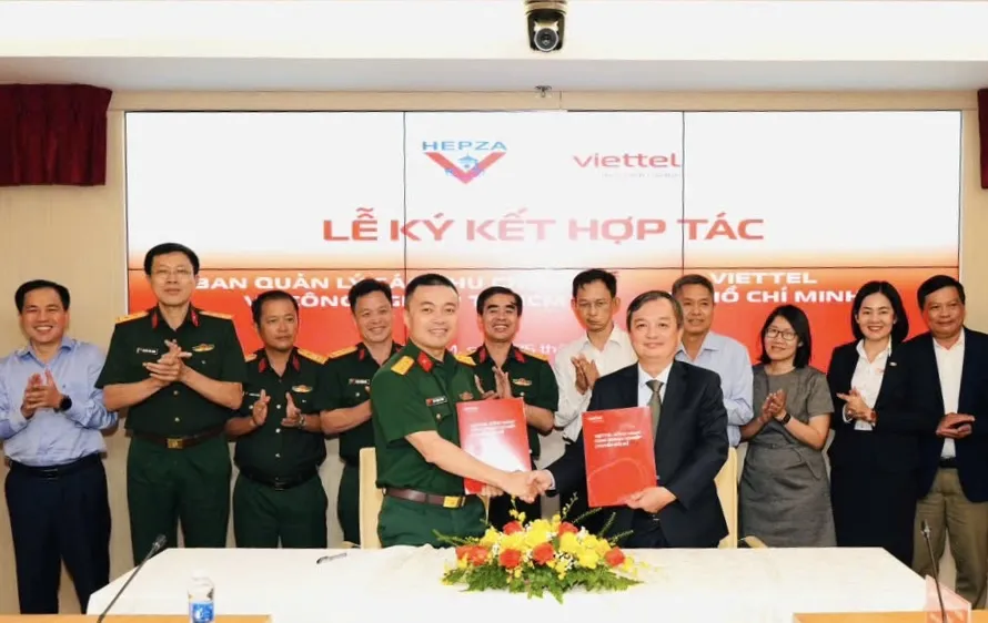 Đại diện Viettel TPHCM và HEPZA tại lễ ký kết hợp tác