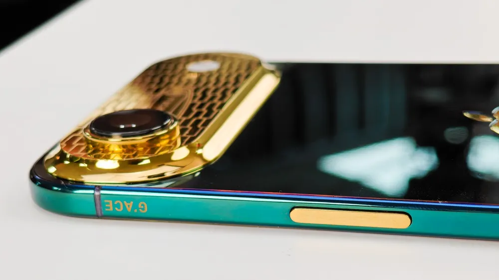 iPhone Air được chế tác có thể ánh lên màu xanh ngọc sáng rực hoặc xanh lục trầm lắng...