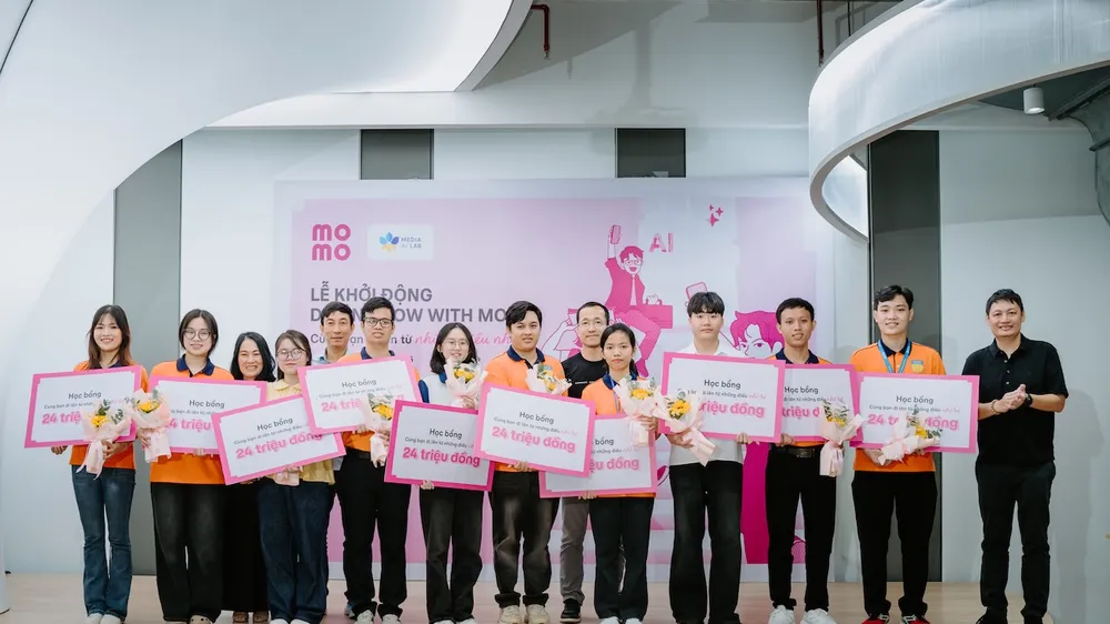 Tại Lễ Khởi động dự án, 10 bạn sinh viên đã nhận phần học bổng giá trị từ “Grow with MoMo”.