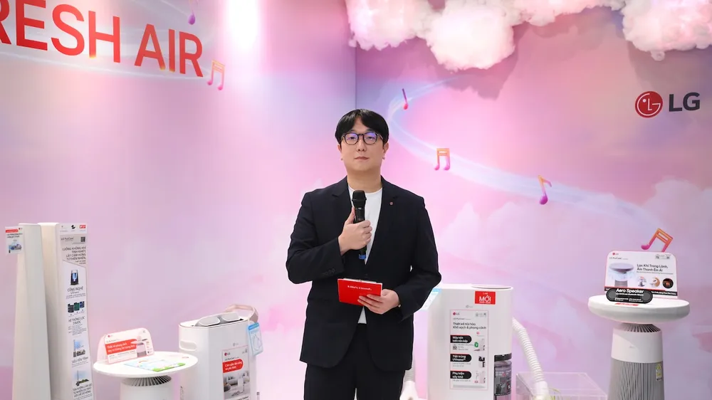 Ông Shim Seongbo, Giám đốc Ngành hàng Giải pháp Không khí, LG Electronics Việt Nam giới thiệu các sản phẩm mới của LG
