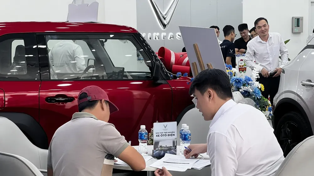 Khách hàng chọn mua VinFast 