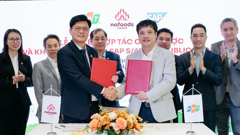 Đại diện Nafoods Group cùng FPT ký kết hợp tác chiến lược toàn diện