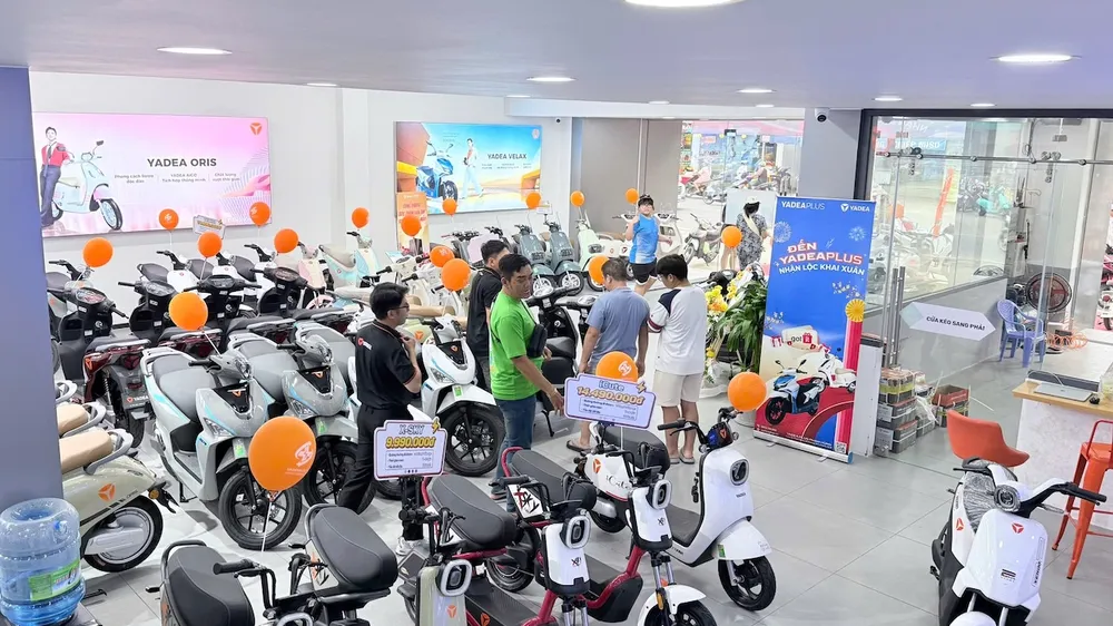 Khách hàng đến Yadea Plus Phạm Hùng để tìm hiểu và trải nghiệm công nghệ TTFAR