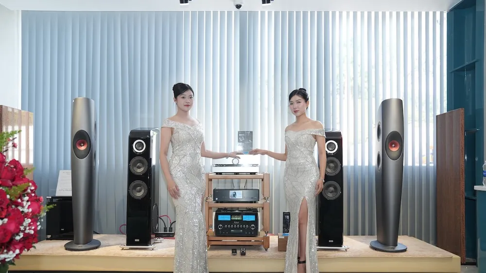 Bên trong Showroom Phuc Thanh Audio với nhiều thiết bị âm thanh cao cấp