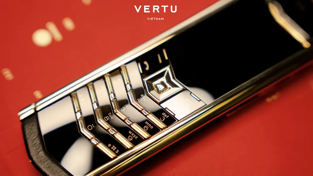 Vertu Signature V Full Gold khẳng định vị thế với thân vỏ vàng khối 18K uy nghi.