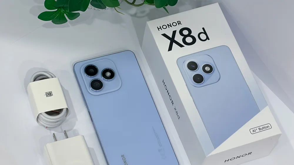 HONOR X8d với phụ kiện gồm bộ sạc cho thiết bị