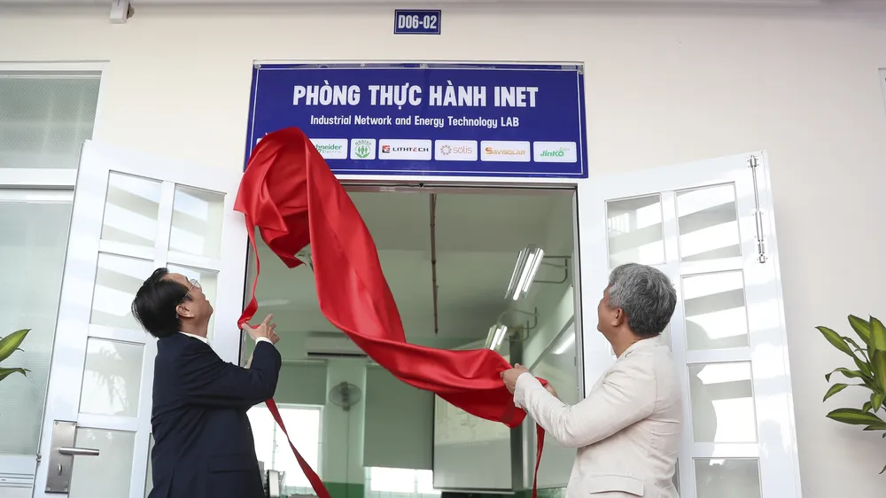 Ông Đặng Nguyễn Ngữ và ông Phạm Hữu Lộc thực hiện nghi thức khánh thành Phòng thực hành INET