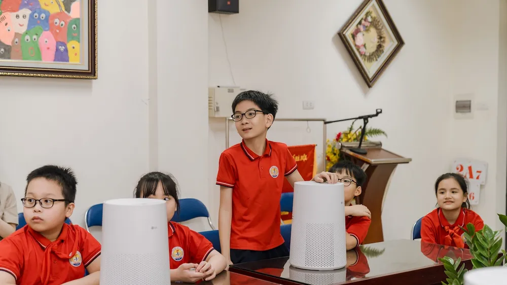 Các em học sinh cùng máy lọc không khí PuriCare AeroMini