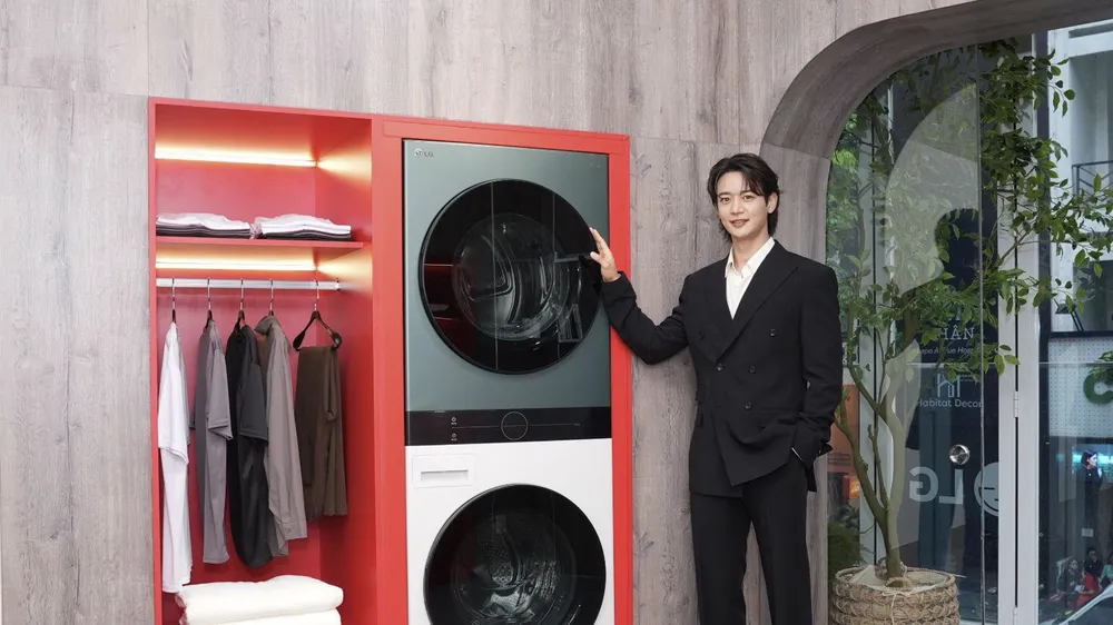 LG WashTower tự động tối ưu chu trình giặt sấy, giúp trang phục của MINHO luôn sạch thơm và được chăm sóc tối ưu.