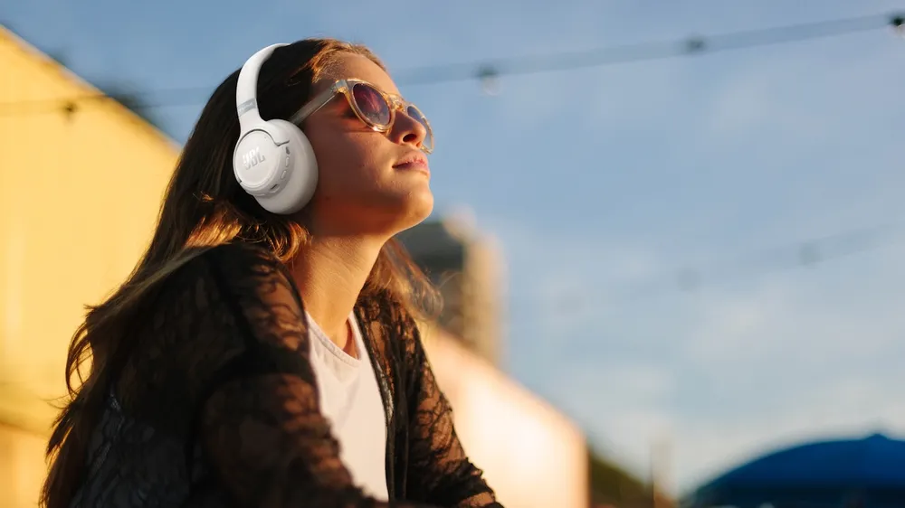 JBL Tune 780NC - tai nghe mới của JBL