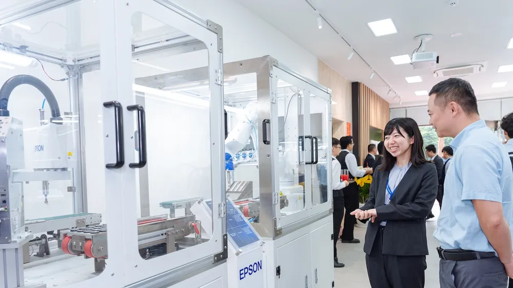 Khách hàng và đối tác tìm hiểu các ứng dụng robot Epson tại không gian trải nghiệm tự động hóa