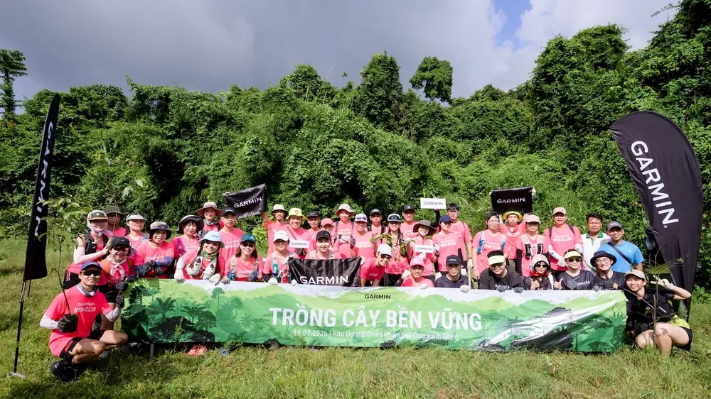 Các thành viên của Garmin Việt Nam và JOY Foundation trong buổi trồng cây tại Núi Ông