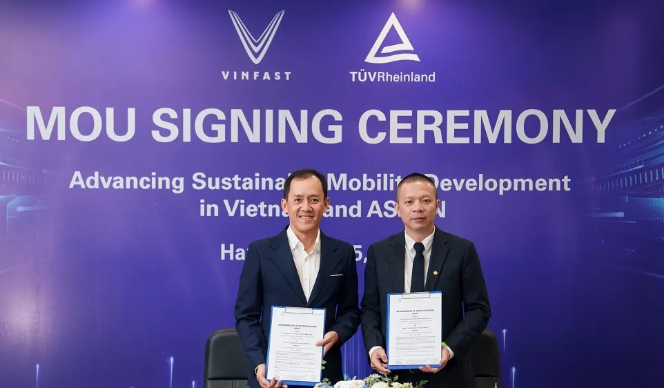 Đại diện VinFast và TÜV Rheinland ký kết hợp tác.