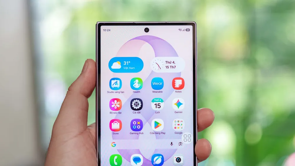 Galaxy Z Fold8 gọn gàng trong lòng bàn tay