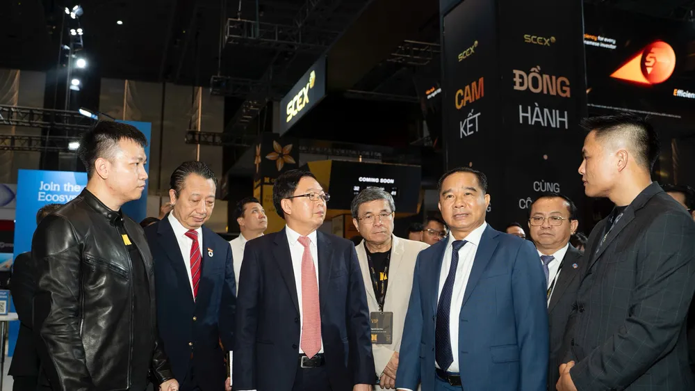 Phó Thủ tướng Hồ Quốc Dũng, Chủ tịch UBND TPHCM Nguyễn Văn Được cùng các đại biểu tham quan các gian trưng bày tại Conviction 2026.