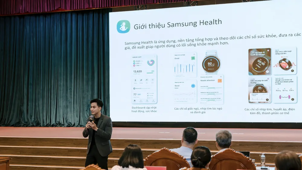 Đại diện Samsung giới thiệu Samsung Health, là ứng dụng chuyên về sức khoẻ.