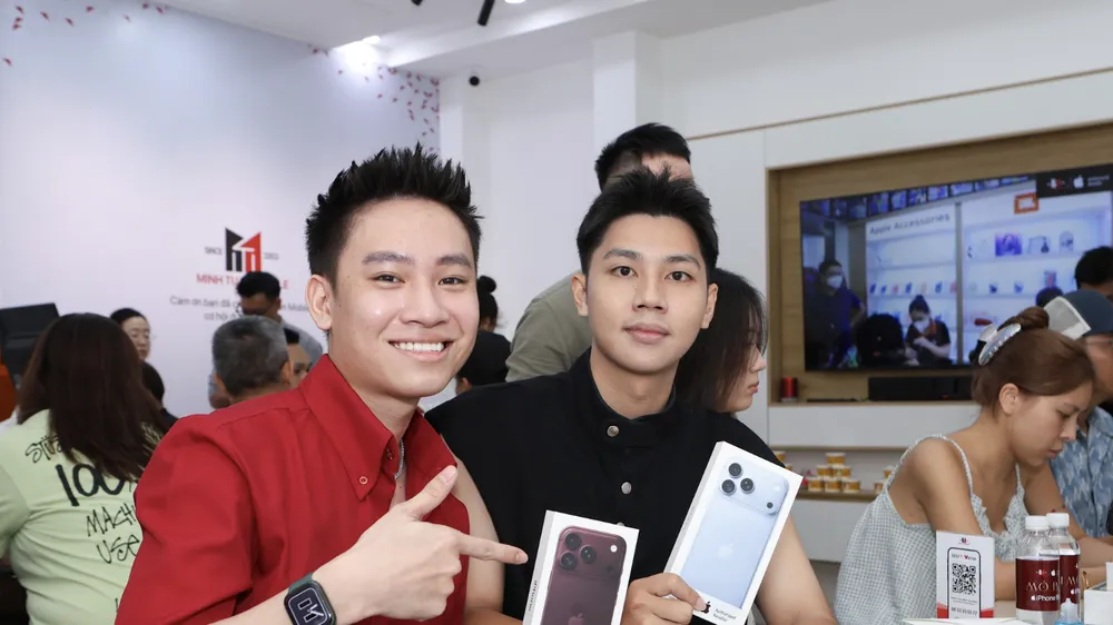 Khách hàng Minh Tuấn Mobile vui vẻ nhận iPhone 18 đúng hẹn.