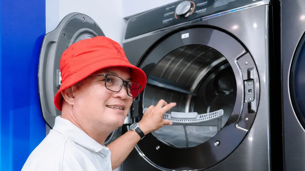 Khách hàng trải nghiệm dịch vụ tại TiTi Laundry.