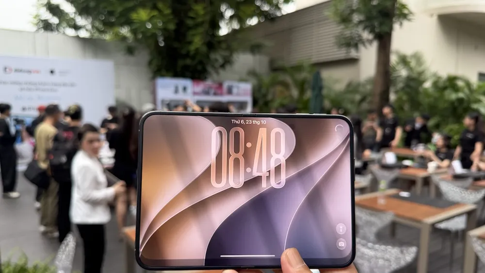 Người dùng Viêt Nam đã cầm trên tay iPhone Duo