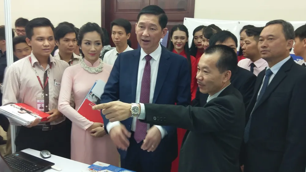 Phó Chủ tịch UBND TPHCM, ông Trần Vĩnh Tuyến tham quan gian hàng của Công ty Misa
