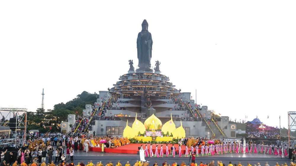 Lễ cầu nguyện hòa bình, hàng ngàn ngọn nến thắp sáng đêm Vesak tại núi Bà Đen