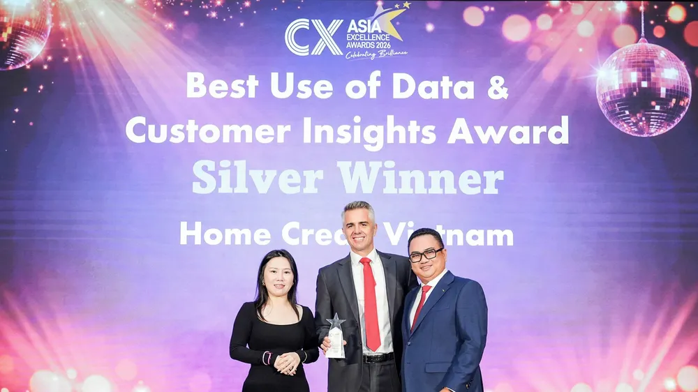 Đại diện Home Credit Việt Nam nhận giải Bạc hạng mục Best Use of Data and Customer Insight tại CX Asia Excellence Awards 2026, Singapore, ngày 17/6.