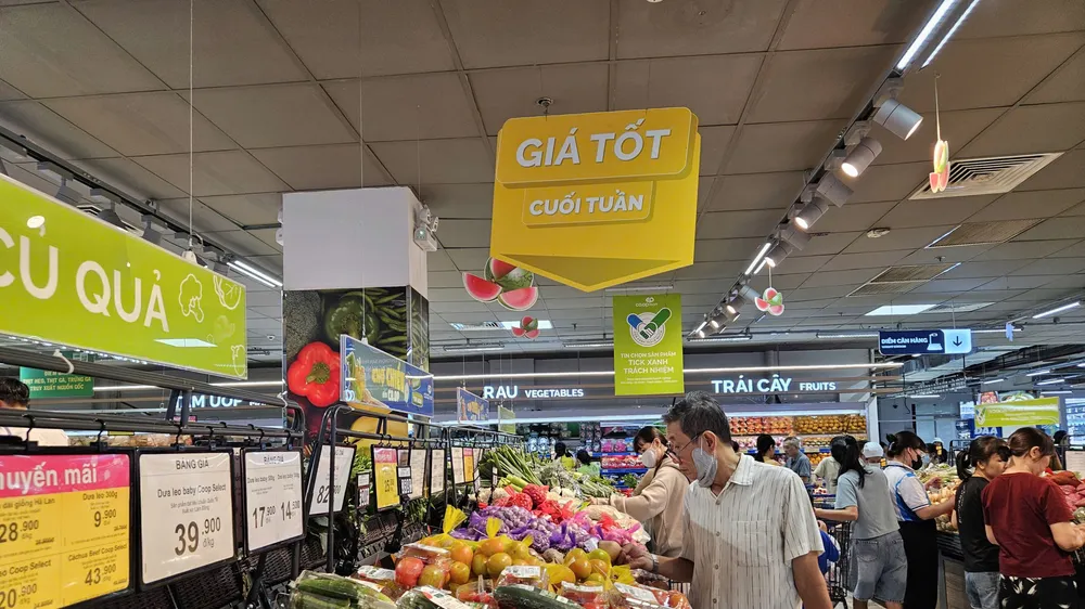 Người tiêu dùng chọn mua hàng tại siêu thị Co.opmart (ẢNH: PHÚC ANH)