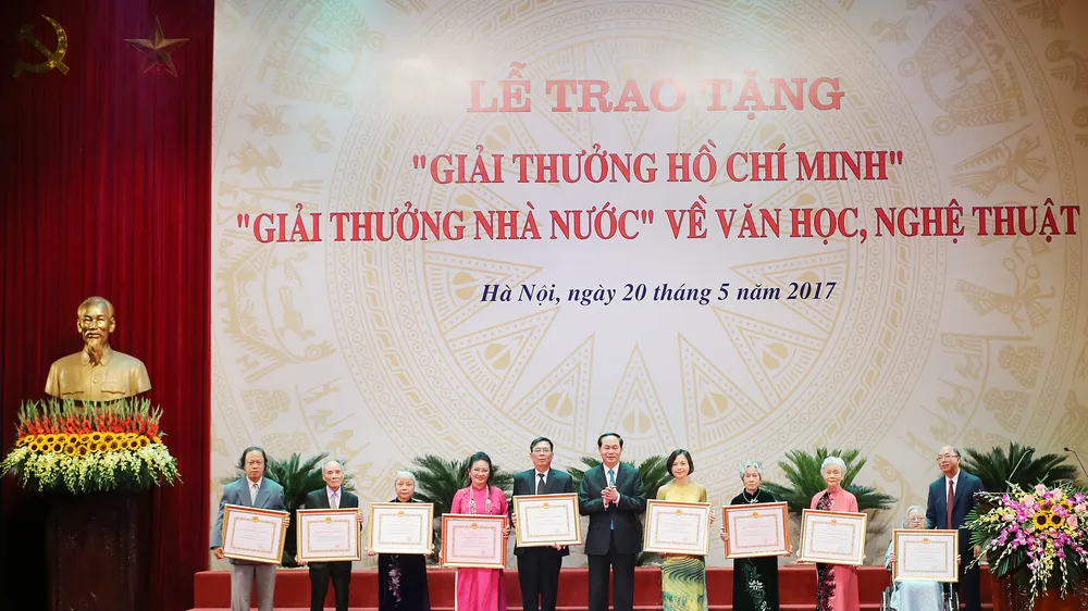 Chủ tịch nước Trần Đại Quang trao bằng khen cho các tác giả đoạt giải