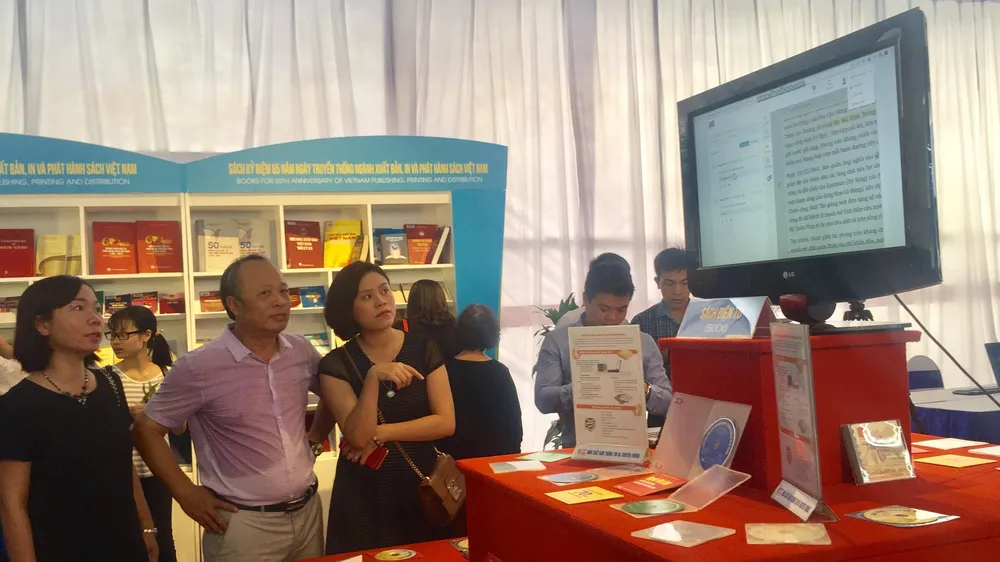 Sách điện tử lần đầu có một khu trưng bày riêng tại Triển lãm- Hội chợ sách quốc tế 2017