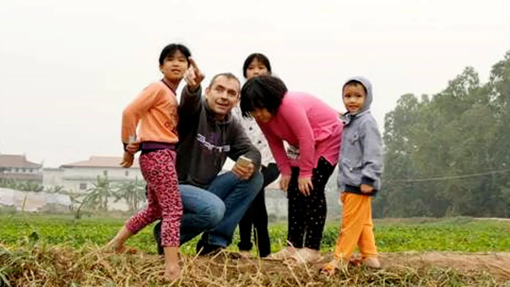 Ông Jean-Noël Poirier và trẻ em Hà Nội