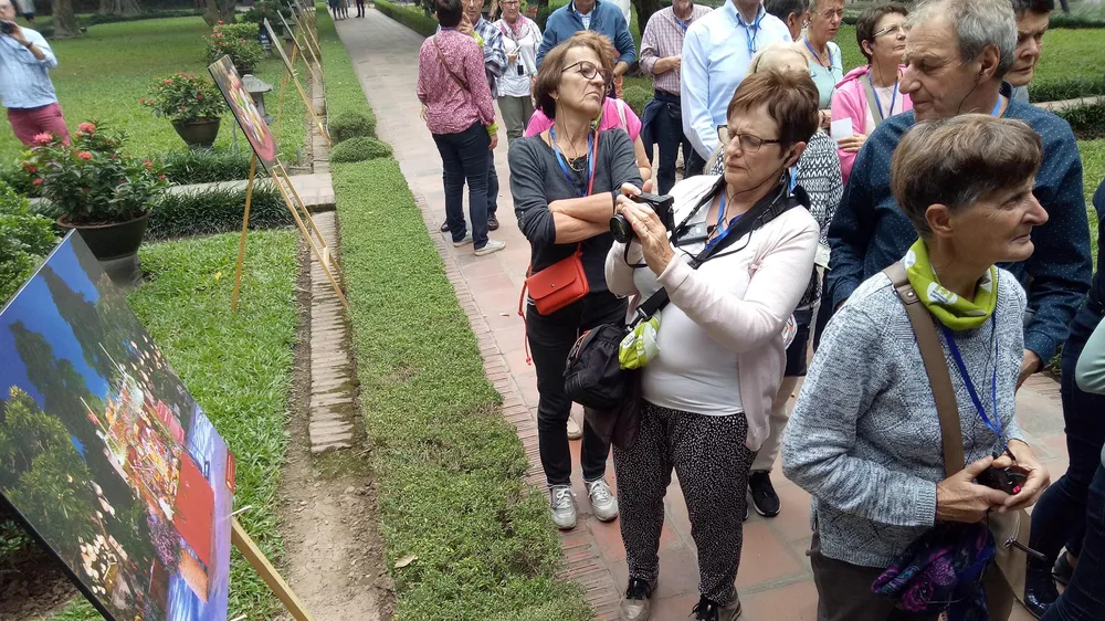 Du khách tham quan khu trưng bày tại triển lãm ảnh Thu Vọng Nguyệt 