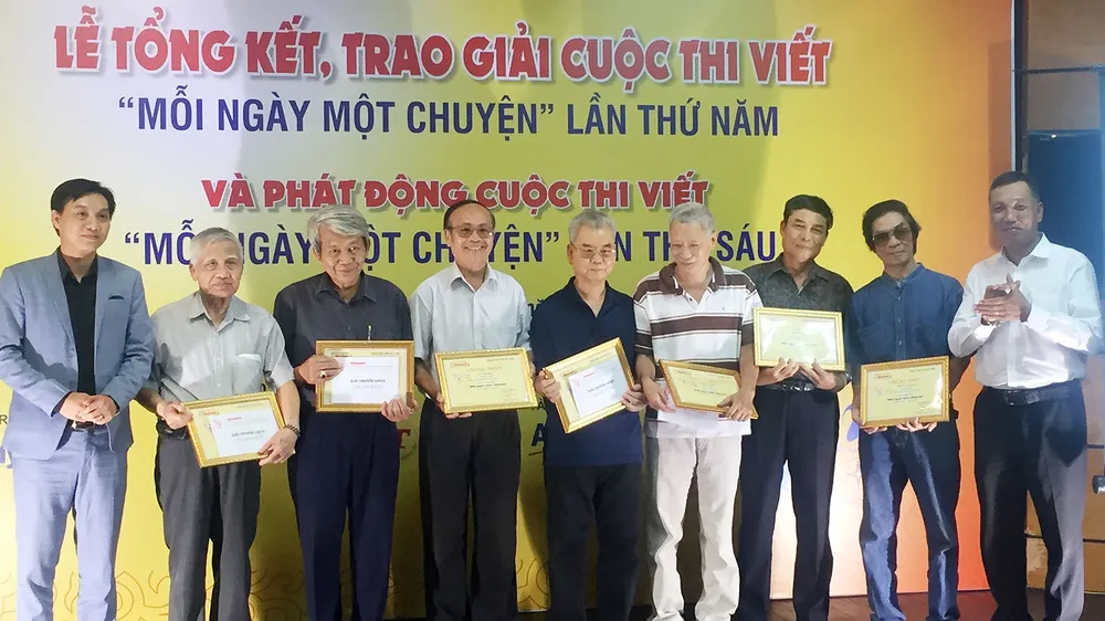 Trao giải cuộc thi viết "Mỗi ngày một chuyện" trên báo Hà Nội Mới