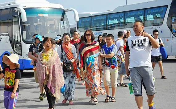 Du khách Trung Quốc tại Nha Trang. Ảnh: VĂN NGỌC