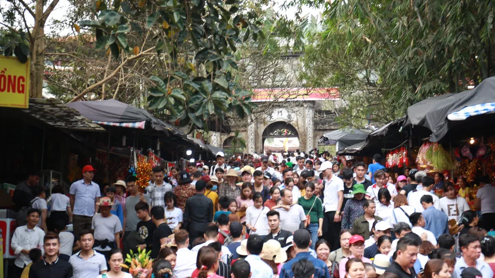 Đông đảo du khách thập phương đã đổ về dự lễ khai hội chùa Hương 2019