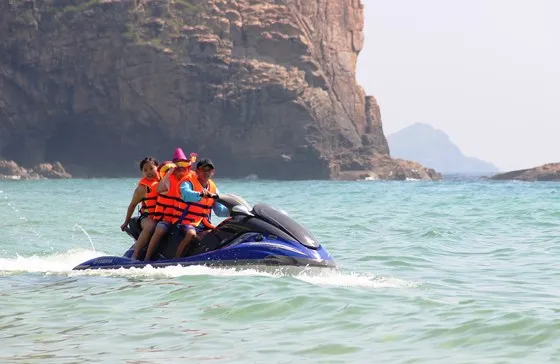 Đủ 15 tuổi mới được điều khiển phương tiện vui chơi, giải trí dưới nước