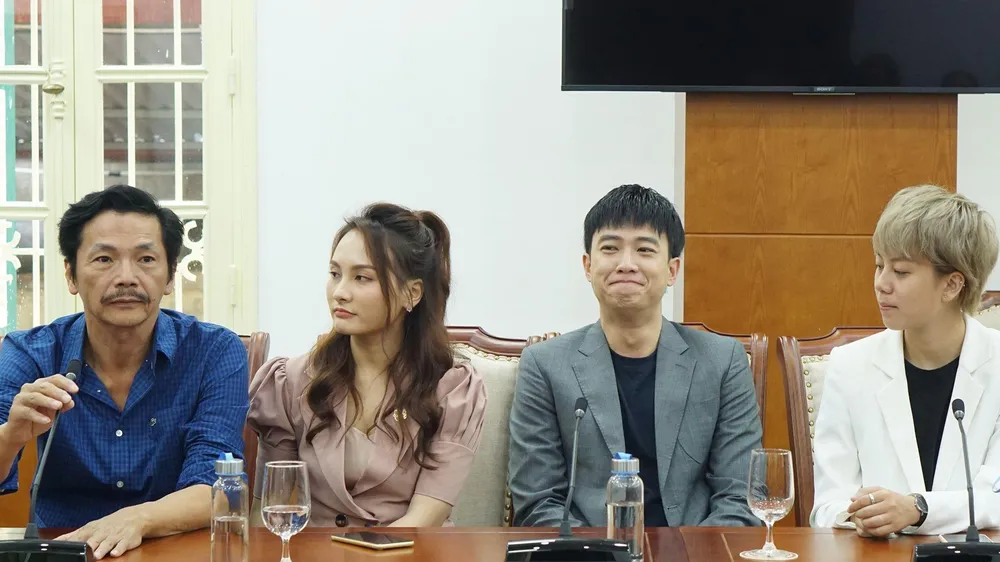 Đoàn làm phim “Về nhà đi con” nhận bằng khen của Bộ VH-TT-DL