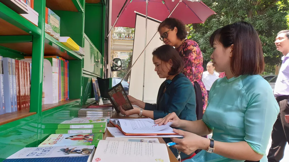 Trao tặng 31 xe thư viện lưu động