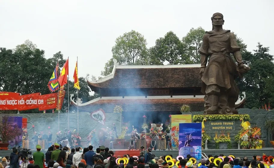 Hàng ngàn người tham dự lễ hội Gò Đống Đa